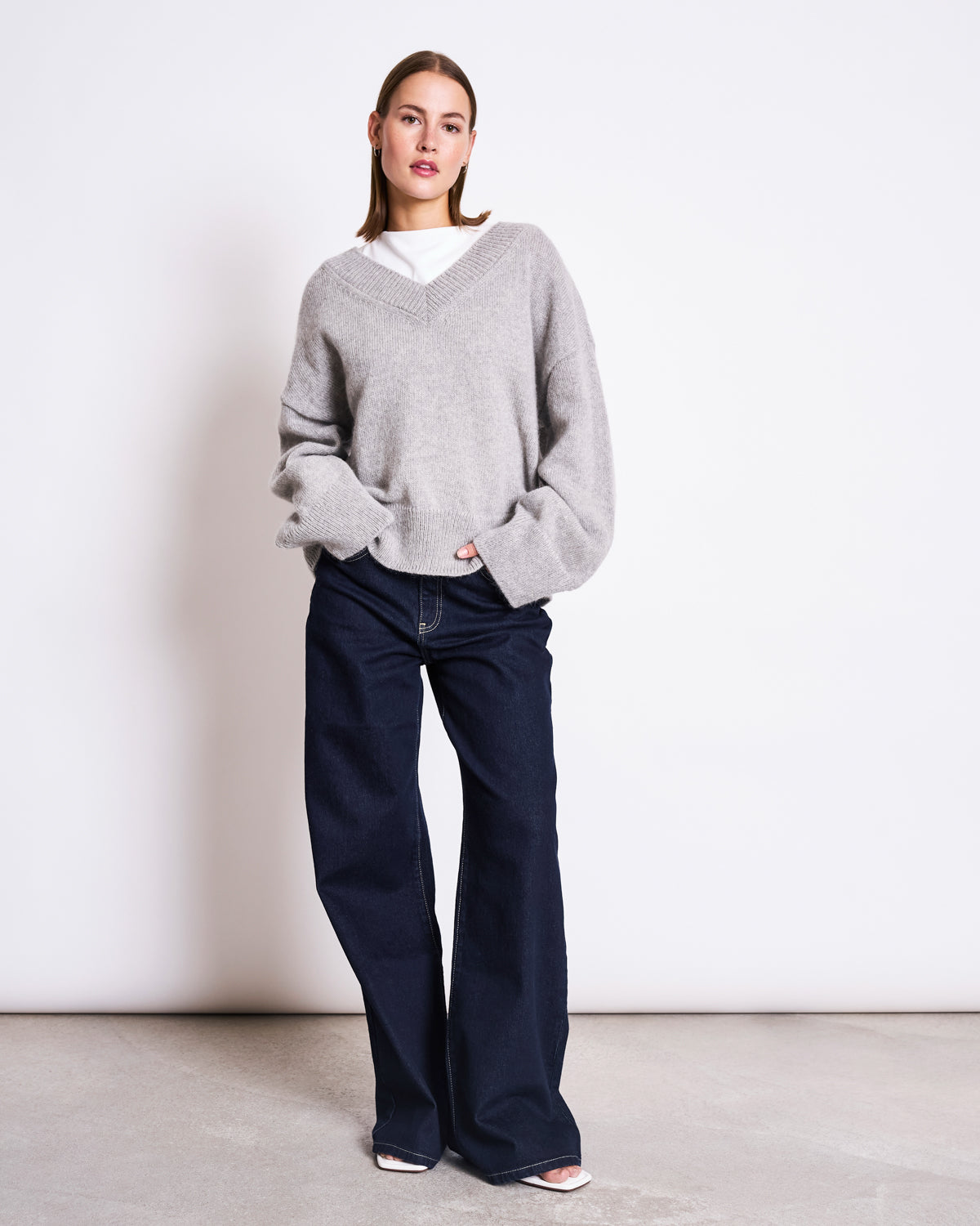 REC. MOHAIR V-NECK JUMPER YICA LIGHT GREY – JAN 'N JUNE