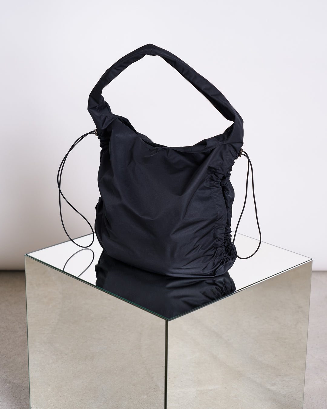DRAWSTRING SHOPPER LYNE BLACK – JAN 'N JUNE