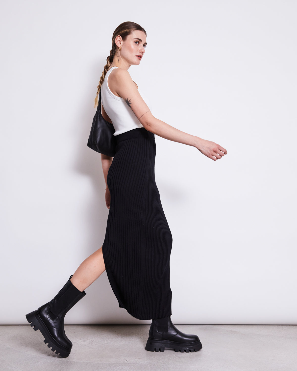 Strickrock aus Organic Cotton mit Ripptop aus Organic cotton an laufendem Model.