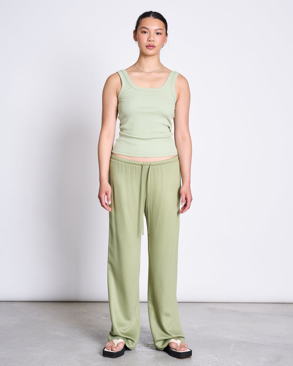 MID RISE LOOSE PANTS STRATH PALE OLIVE pants jan-n-june 2
