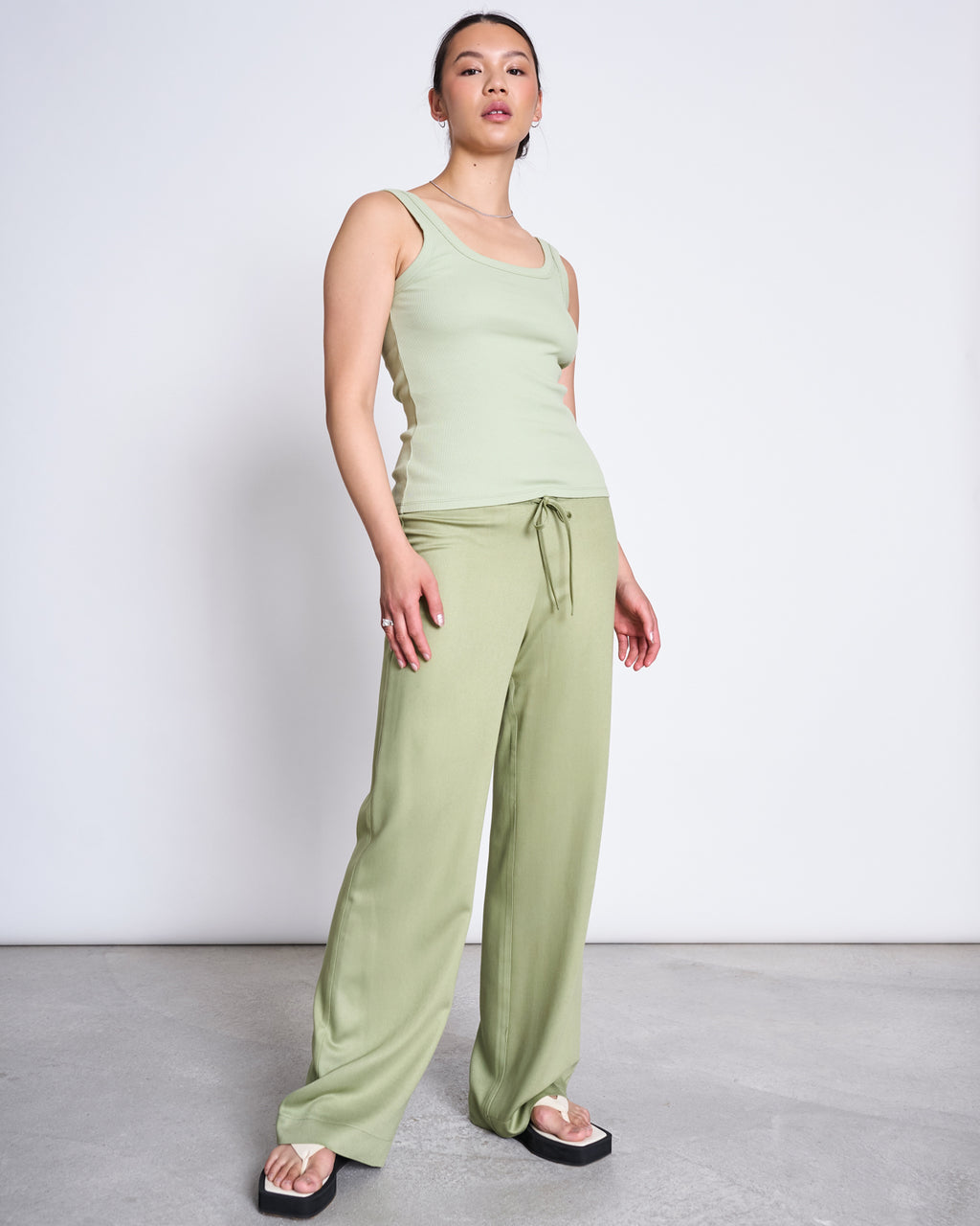 MID RISE LOOSE PANTS STRATH PALE OLIVE pants jan-n-june 3