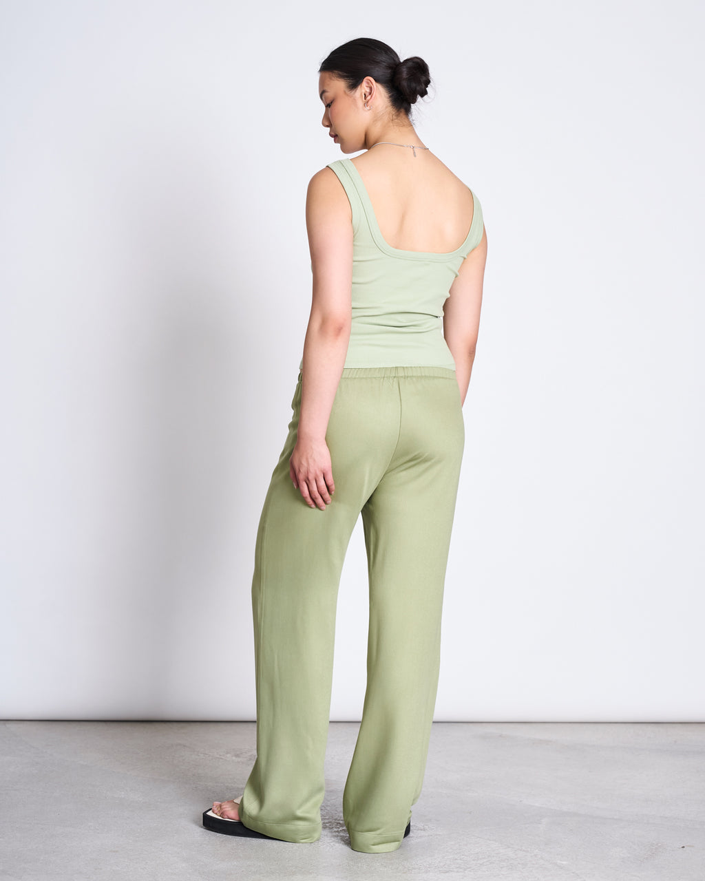 MID RISE LOOSE PANTS STRATH PALE OLIVE pants jan-n-june 6