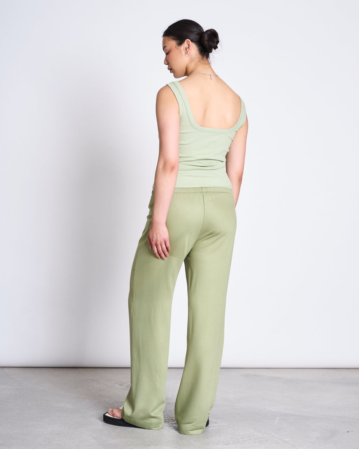 MID RISE LOOSE PANTS STRATH PALE OLIVE pants jan-n-june 6