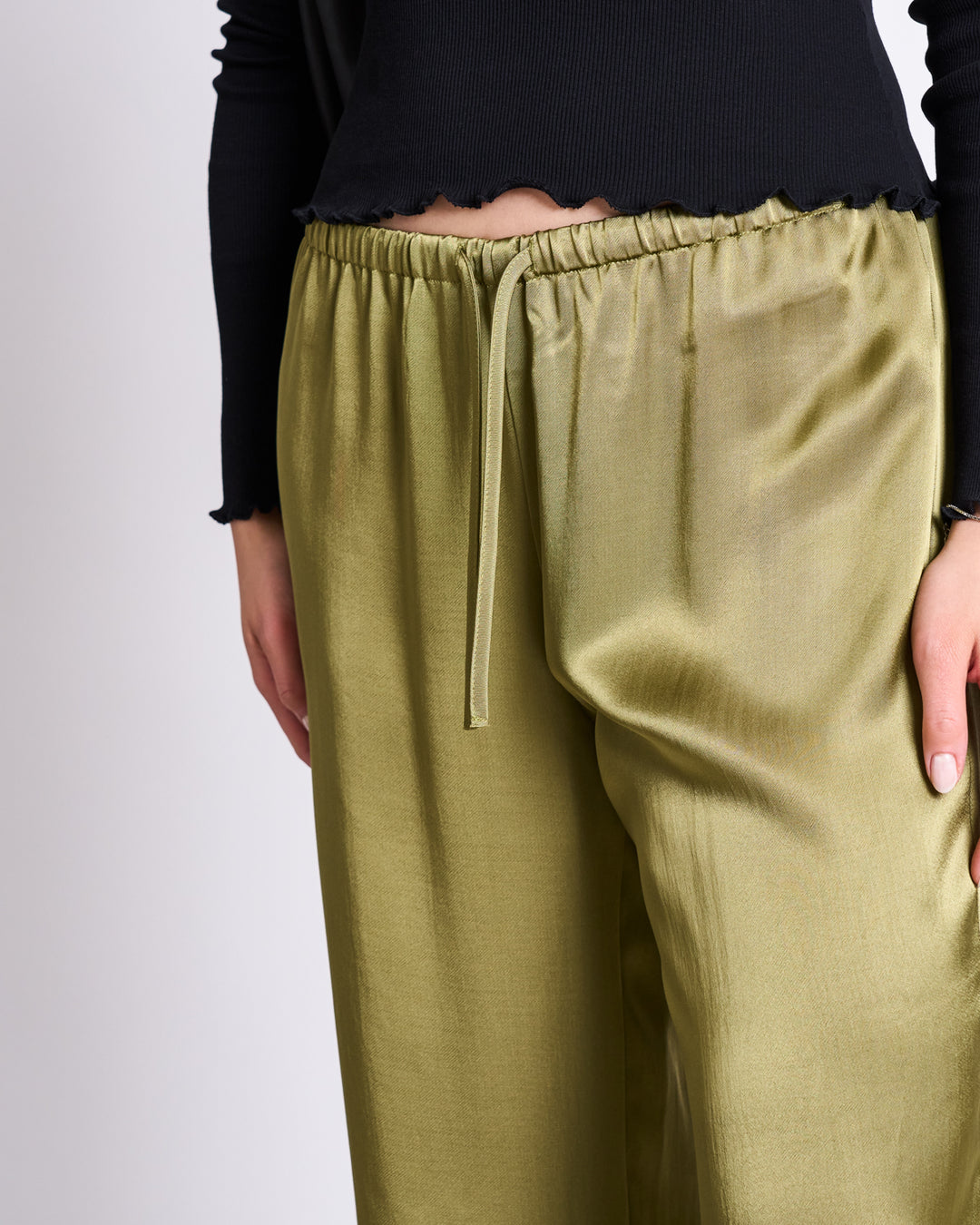 LOOSE SILKY PANTS FRIS WOODY OLIVE – JAN 'N JUNE