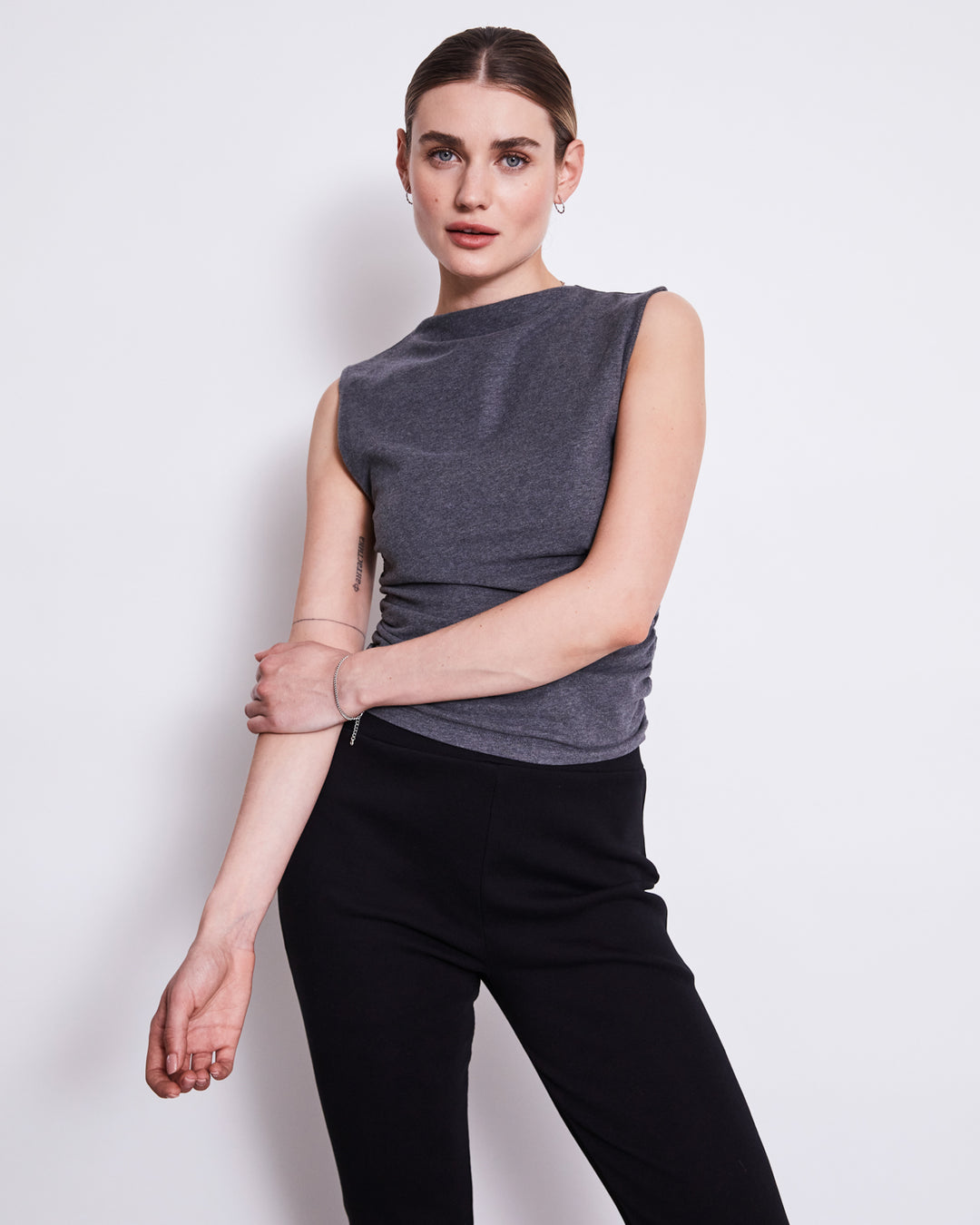 RUFFLE TOP RAFO DARK GREY GOTS – JAN 'N JUNE