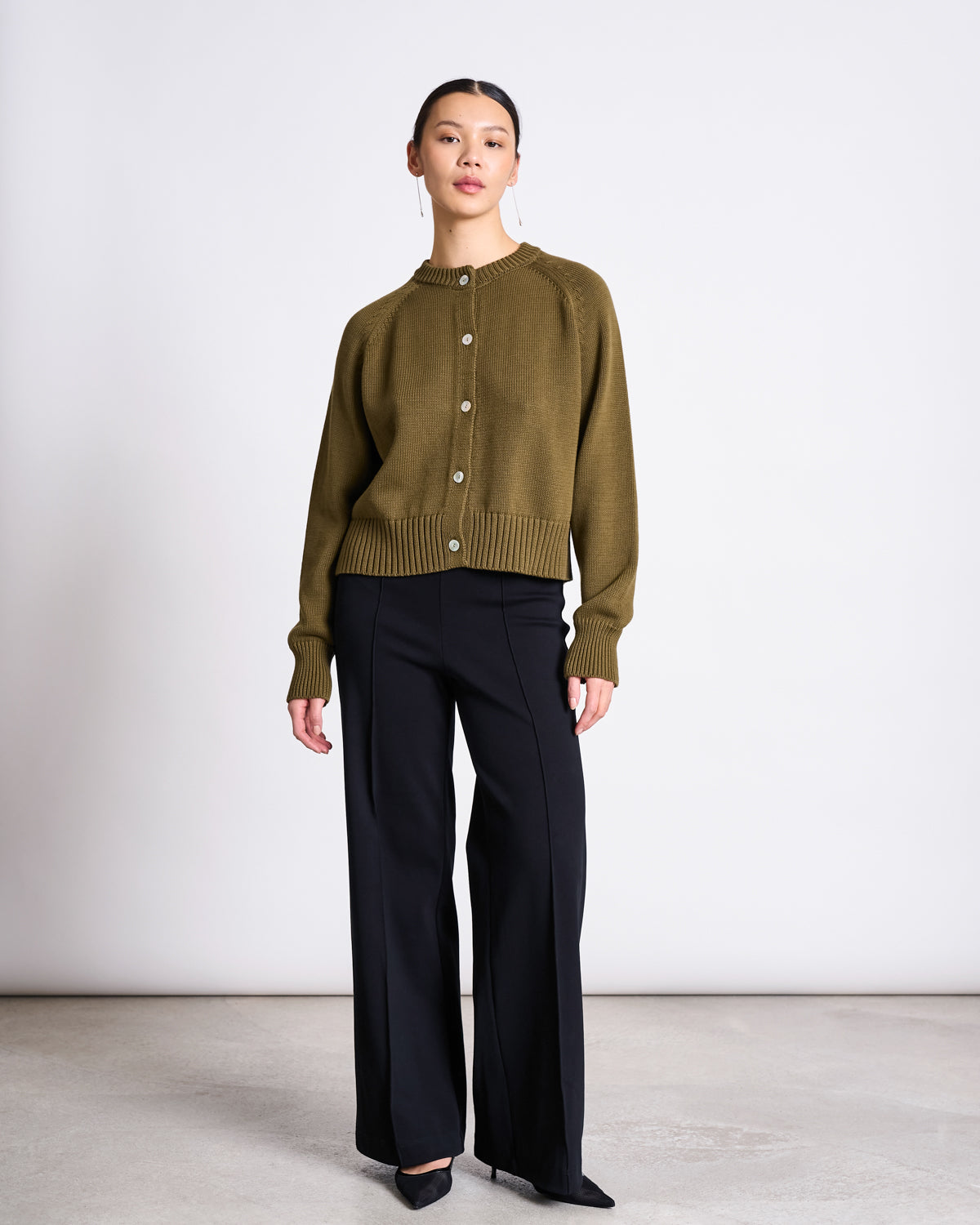 RELAXED CREWNECK CARDIGAN SIVIA WOODY OLIVE GOTS