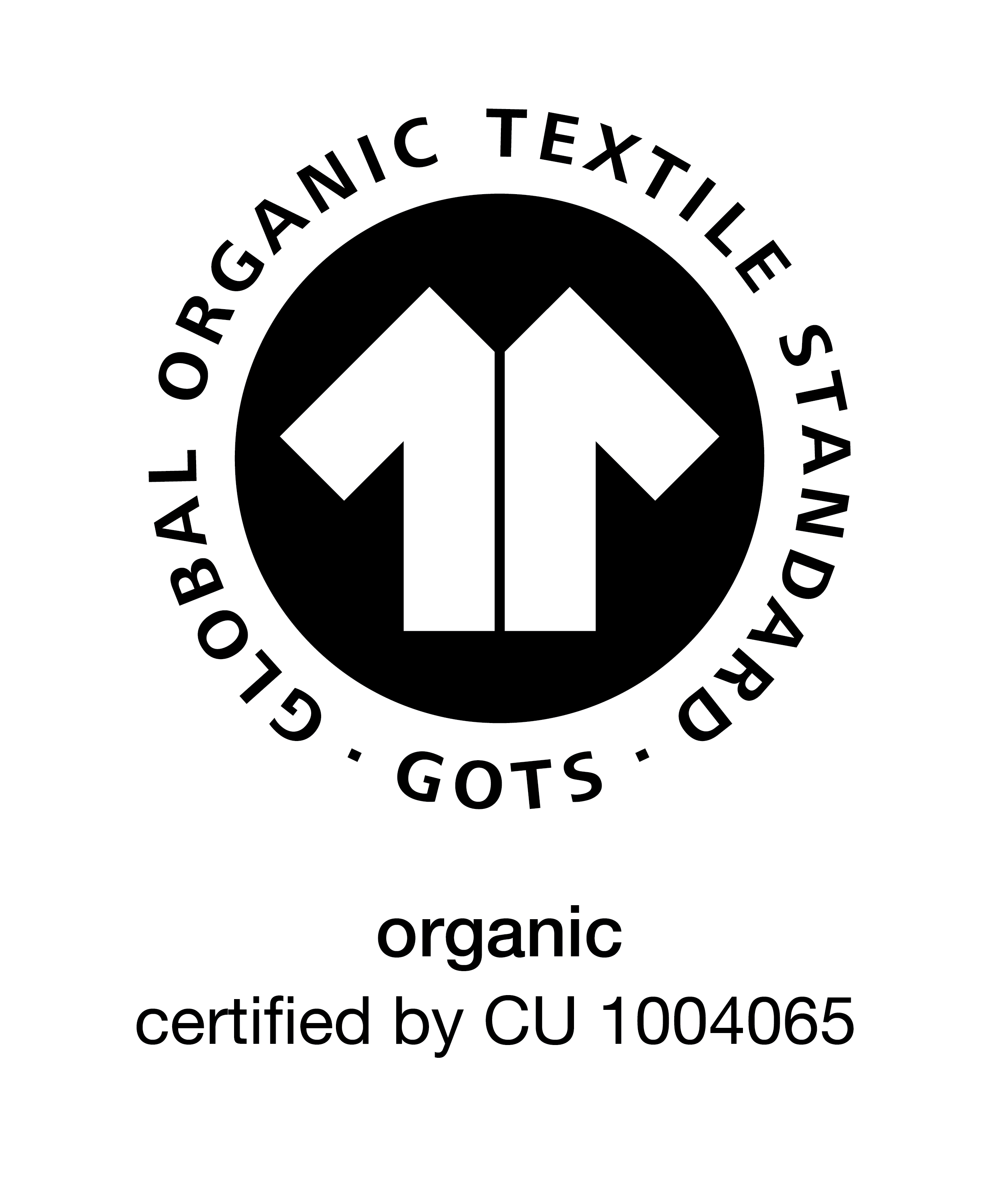 Ein schwarzweißes Logo des Global Organic Textile Standard (GOTS) mit zwei aufwärts gerichteten Pfeilen in einem Kreis, umgeben von Text. Darunter steht „organic certified by CU 1004065