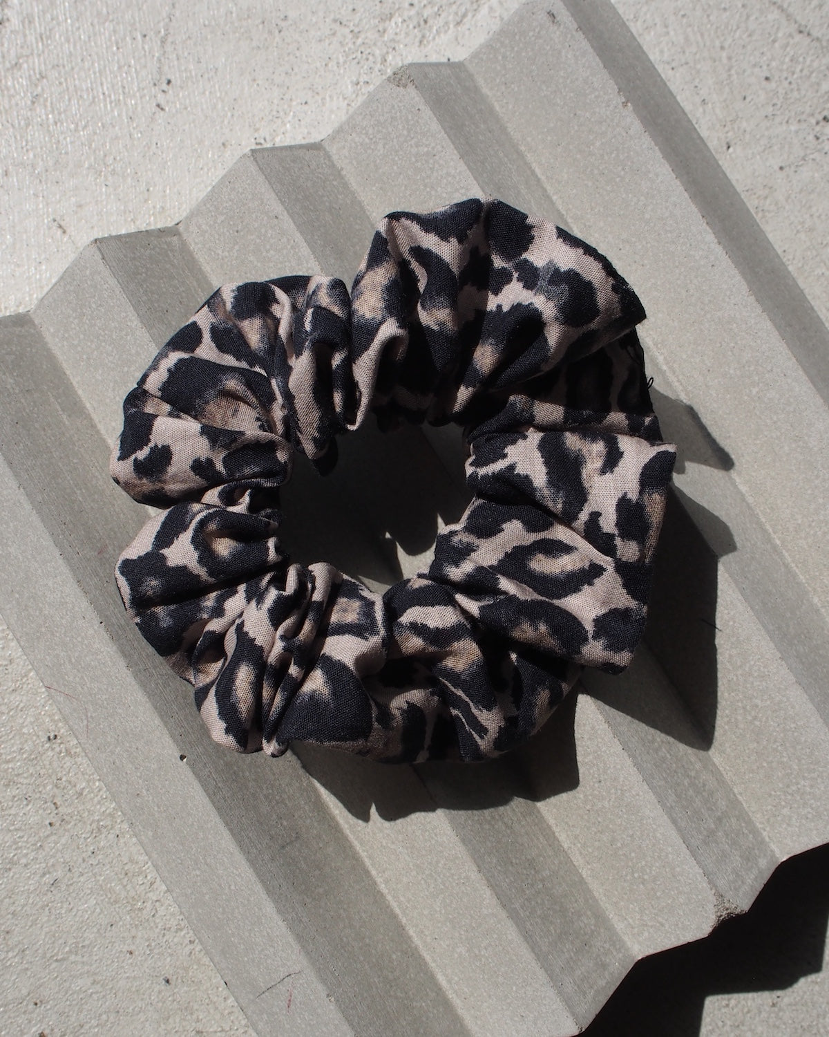 SCRUNCHIE LEO PRINT