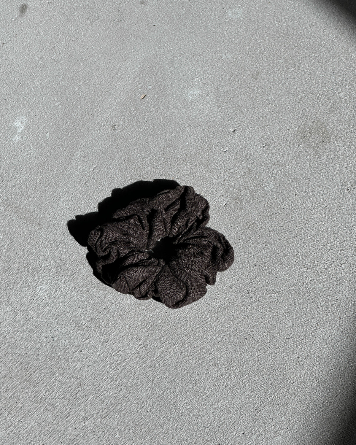 LINEN SCRUNCHIE MUD Accessories jan-n-june 1