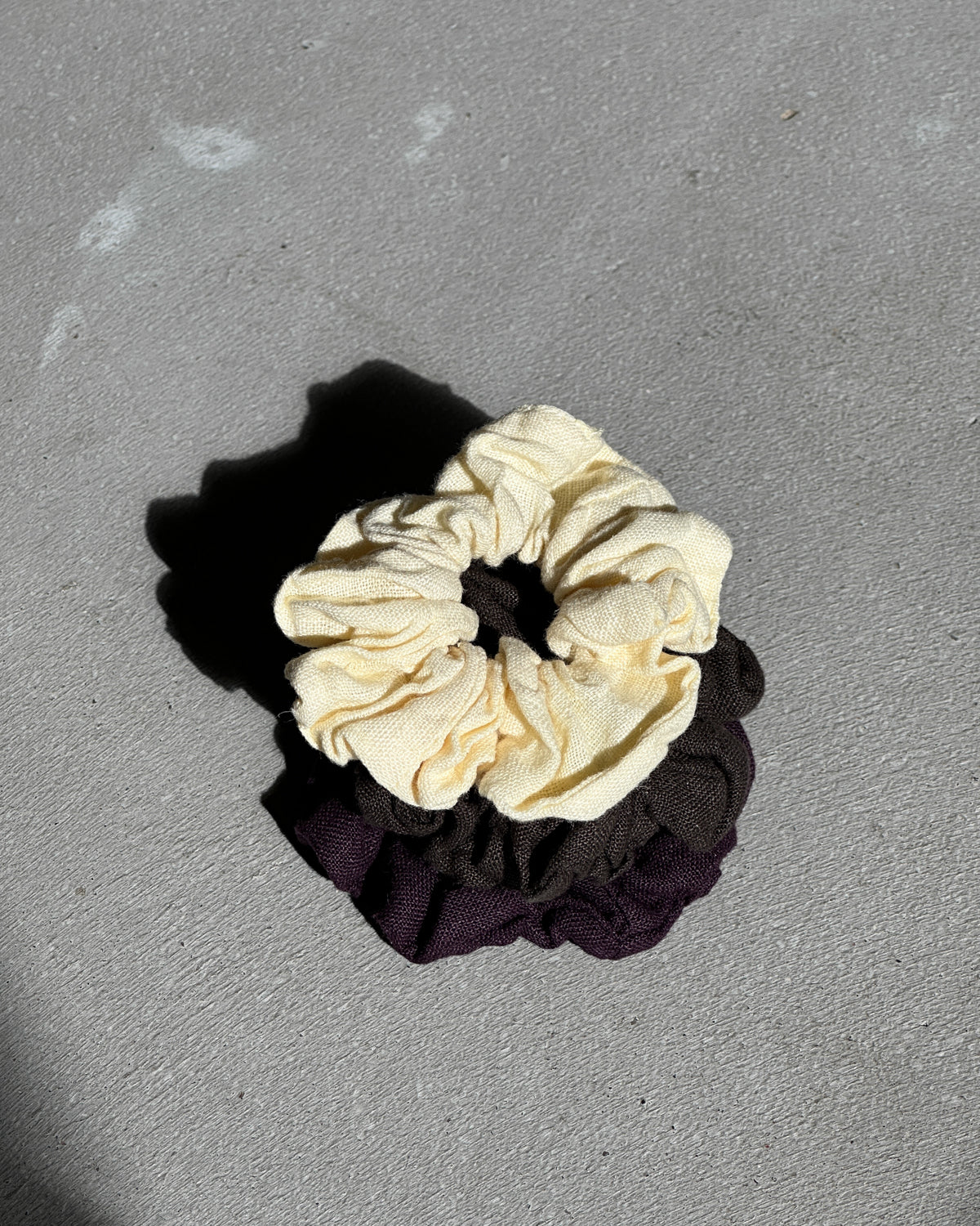 LINEN SCRUNCHIE BUTTERMILK Accessories jan-n-june 2