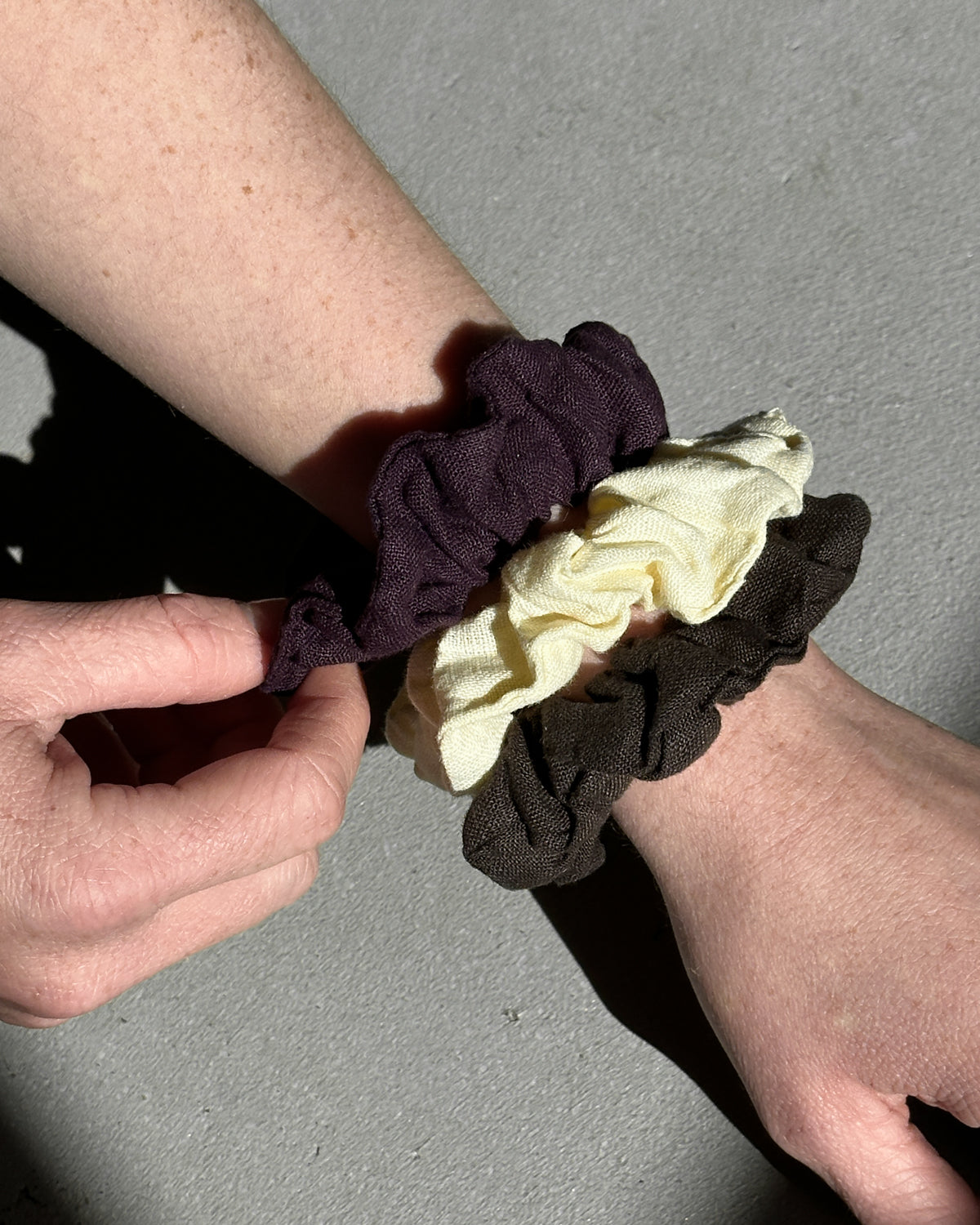 LINEN SCRUNCHIE MUD Accessories jan-n-june 4
