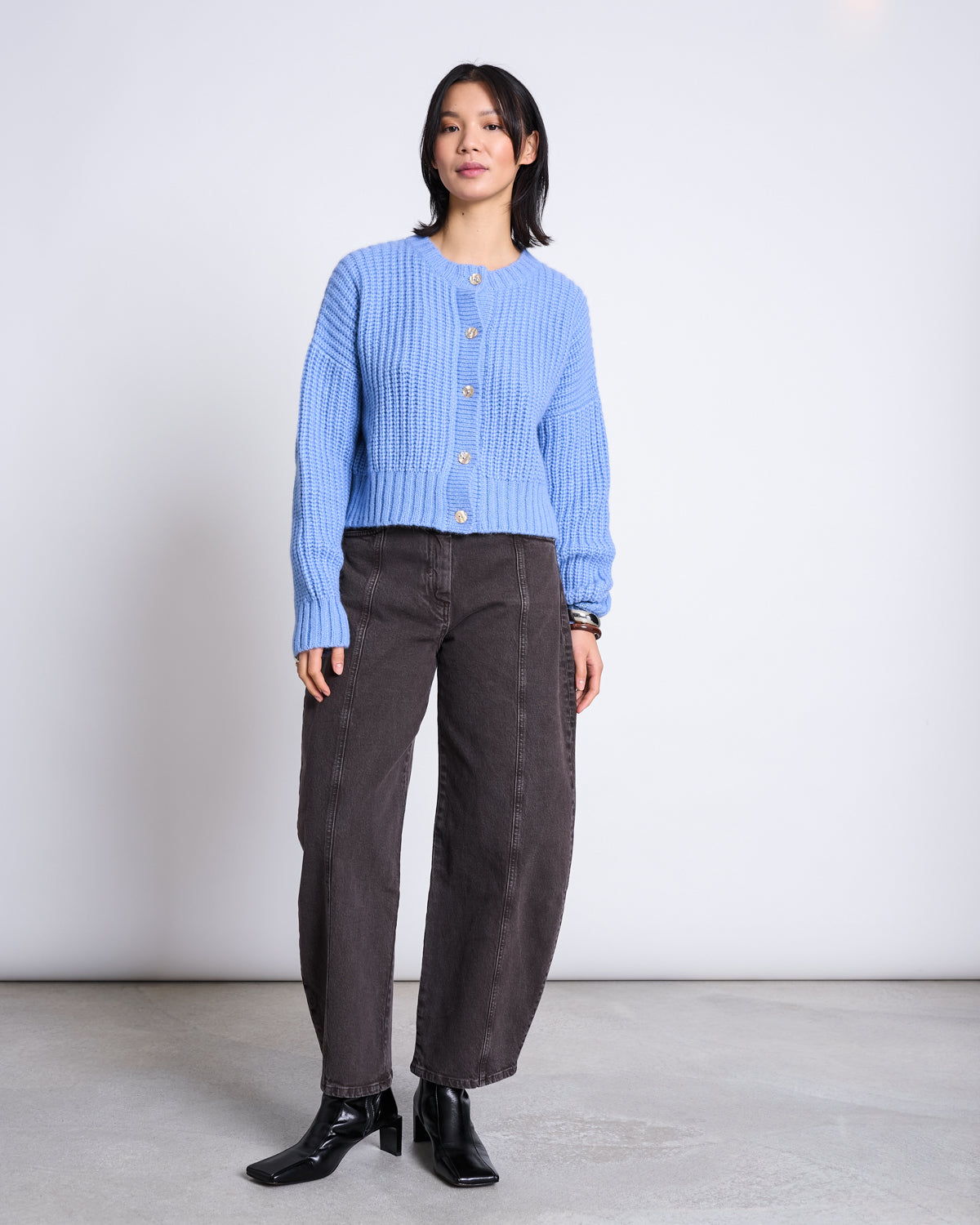 26新作SATUR Fine Half Crewneck Cardigan ALPACA CREWNECK CARDIGAN BENI MID BLUE – JAN 'N JUNE