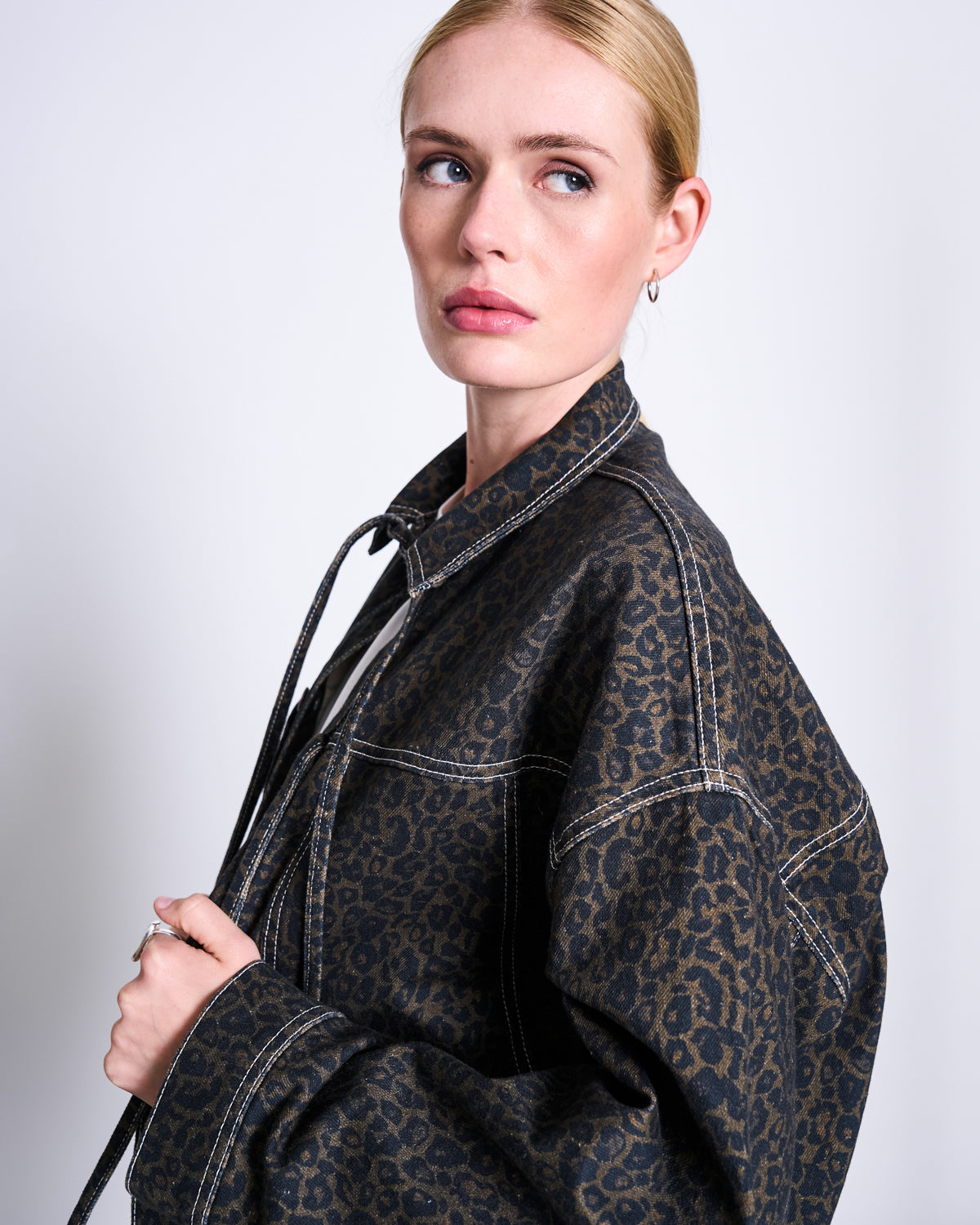 RELAXED DENIM JACKET FINA DARK LEO PRINT GOTS Jacket jan-n-june 6