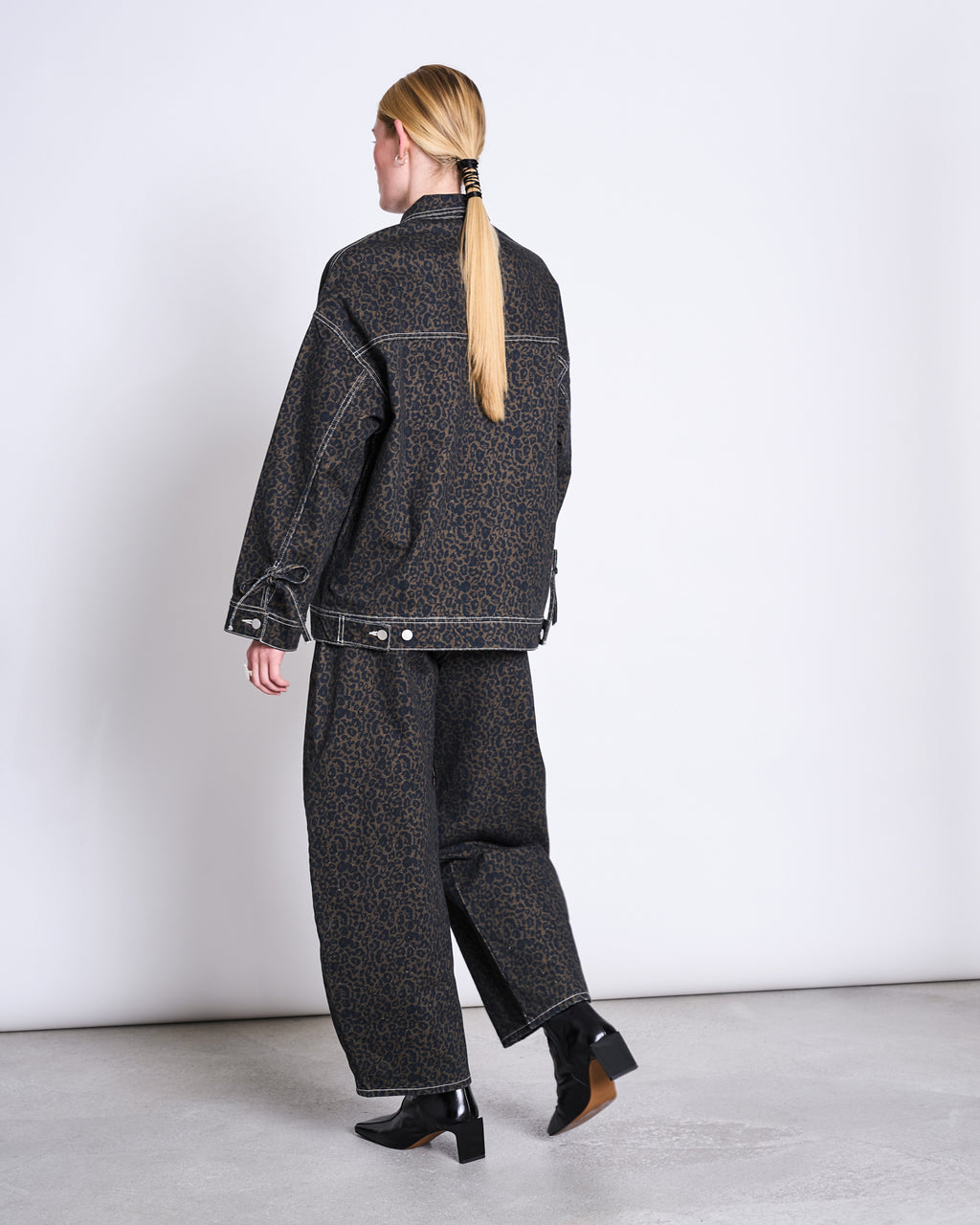 RELAXED DENIM JACKET FINA DARK LEO PRINT GOTS Jacket jan-n-june 7