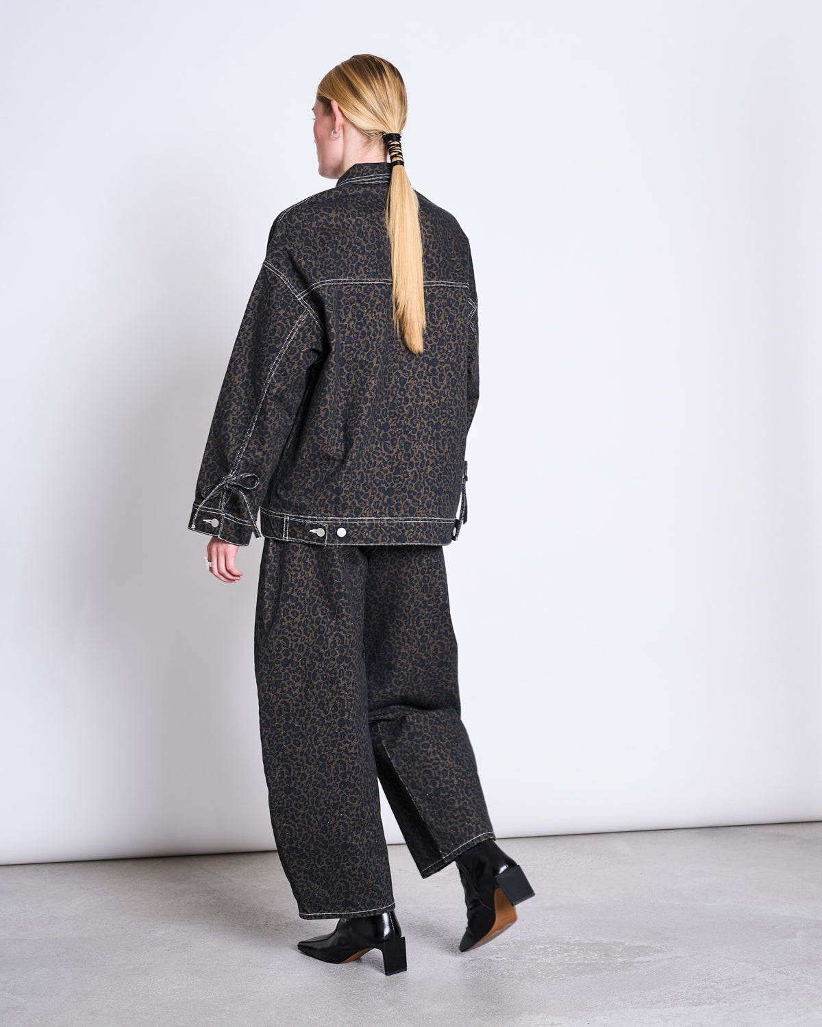 RELAXED DENIM JACKET FINA DARK LEO PRINT GOTS Jacket jan-n-june 7